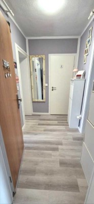 Porz - Wahnheide! Lichtdurchflutete 2 Zi.- Whg.,Einbauküche, Schranksystem i. Schlafzimmer u. Balkon
