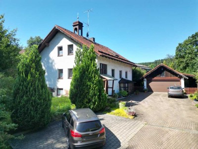 Reiterparadies & Mehr: Großzügiges Anwesen mit Hallen, Sandreitplatz und Ausbaupotenzial