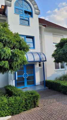 Stilvolle 2-Zi ETW in 6FH mit Balkon und Garage in Maintal.