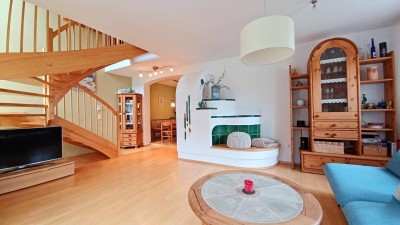 TOLLE HAUSHÄLFTE MIT GARTEN UND GARAGEN IM ORTSKERN VON SCHÄFFERN