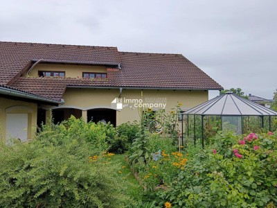 Großzügiges Zweifamilienhaus mit gepflegtem Garten und viel Platz