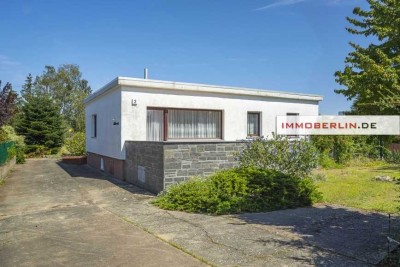 IMMOBERLIN.DE - Charaktervoller Bungalow mit Südwestterrasse, Garagen & großem Garten in familiärer