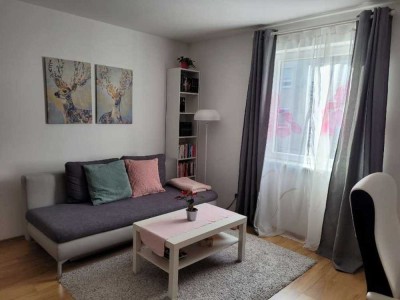 Stilvolle, vollständig renovierte 1,5-Raum-Wohnung mit Balkon und Einbauküche in Mainz