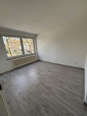 TOP: ren. 2,5-Raum-Wohnung mit neuwertigem Badezimmer auf ca. 41 m² zu vermieten
