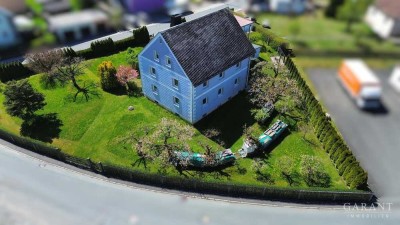 Vielseitiges Zweifamilienhaus mit großem Grundstück in ruhiger Lage von Konradsreuth