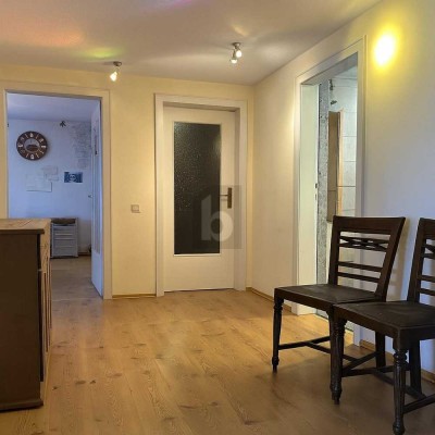 GROßE WOHNUNG MIT BALKON UND ABSTELLKAMMERN