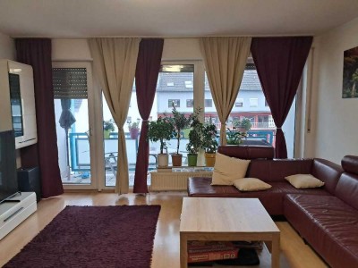 Nachmieter für eine helle 2-Zimmer-Wohnung, großzügiger Wohnbereich mit offener Küche und Balkon