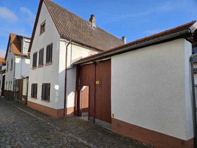 Einfamilienwohnhaus mit Innenhof und Scheune in Großostheim