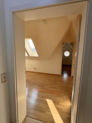 HELLE 3 ZIMMER-ETW MIT RENOVIERUNGSBEDARF, BALKON, EBK, KELLER UND 2 TG-STELLPLÄTZEN IN WEIL