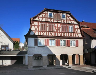 Große 1-Zimmer-DG-Wohnung mit EBK, Klimaanlage, n. Absprache möbliert, zentral in Grunbach