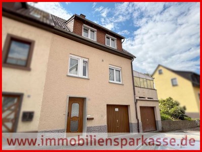 Kleines Wohnhaus mit Garten und zwei Garagen!