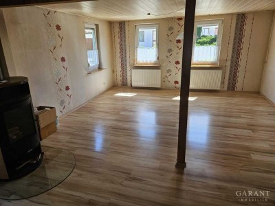 Zweifamilienhaus mit großem Garten und Scheune in zentraler Lage