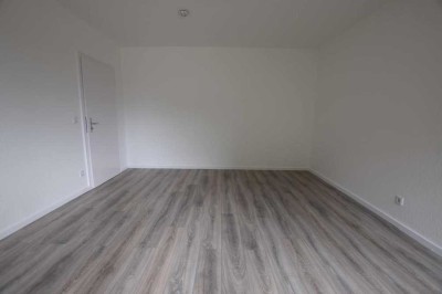 !!! Zum Einzug bereit! Renovierte 3-Raumwohnung mit Wanne und Balkon !!!