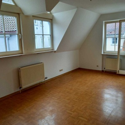 SOFORT BEZIEHBAR! WOHNEN AUF ZWEI ETAGEN - 3 ZIMMER WOHNUNG MIT WINTERGARTEN - MITTEN IN DER STADT