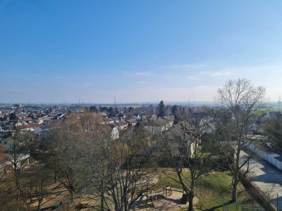 Von Privat: Gut geschnittene Penthouse-Wohnung in gepflegtem und ruhigen Haus zu vermieten