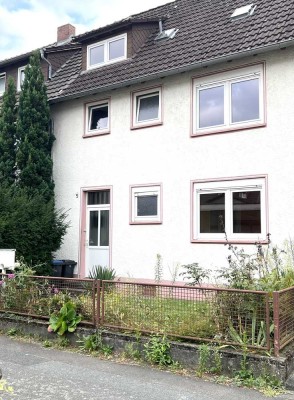 Gemütliches, sanierungsbedürftiges  Reihenhaus in ruhiger Lage mit grossem Grundstück