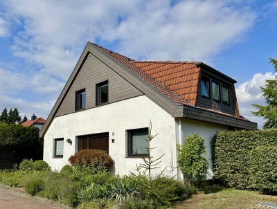 Großzügiges Einfamilienhaus mit Einliegerwohnung und Garten mit kleinem Teich