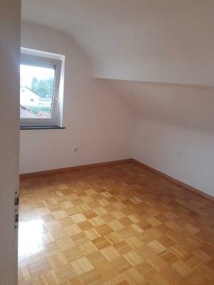 Modernisierte 2,5-Zimmer-DG-Wohnung mit Klimaanlage und EBk