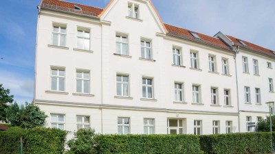 Erstbezug nach Sanierung mit EBK: Geschmackvolle 2-Raum-DG-Wohnung mit geh. Innenausstattung