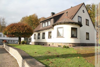 Gepflegte Unternehmervilla mit Gewerbeeinheit und Freizeitgrundstück