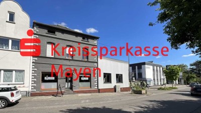 Wohn-, Geschäftshaus mit Ladenlokal und 2 Wohnungen .