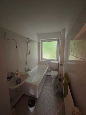 Bezugsfertige, sanierte 2,5-Zimmer-Wohnung ab dem 01.11. mit Balkon