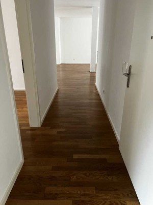Wunderschöne 4,5-Raum-Wohnung mit gehobener Innenausstattung mit Einbauküche in Frankfurt