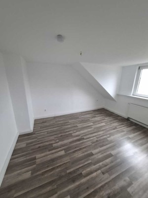 Neu renovierte 3-Zimmer-Dachgeschosswohnung mit Einbauküche im Herzen von MG-Rheydt