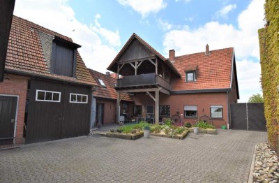 Ein-/Zweifamilienhaus mit Nebengebäude auf großem Grundstück