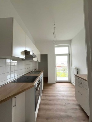 Geschmackvolle, vollständig renovierte 3-Zimmer-Wohnung mit Balkon und Einbauküche in Kiel