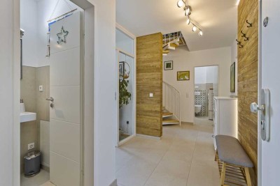 von privat: Helle, sanierte Maisonette mit Galerie auf 2 Etagen, Sonnen-Loggia & 2 x TG-Stellplätzen