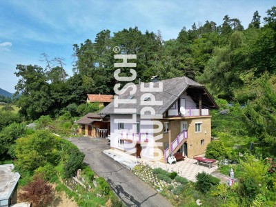 Ländlich gelegenes Einfamilienhaus mit gepflegtem Garten und Doppelcarport.