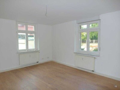 Frisch renovierte 3-Zimmer-Wohnung mit neuem Laminatboden "Dielenoptik", sep. Küche & Badewanne