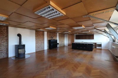 LOFTAMBIENTE MIT DACHTERRASSE, KAMINOFEN, EINBAUKÜCHE & STELLPLATZ !