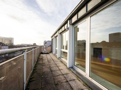 Elegantes Wohnen über Golzheim – modernisiertes Penthouse mit Kamin & Luxusdetails