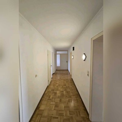 Dringend Nachmieter gesucht! Für schöne helle 4 Zimmer Wohnung mit Balkonen und Garage