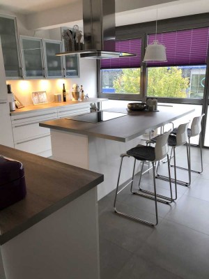 Geschmackvolle klimatisierte 4 Raum Wohnung mit  Balkon und EBK