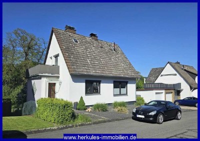 Freistehendes Einfamilienhaus mit Garten und Garage