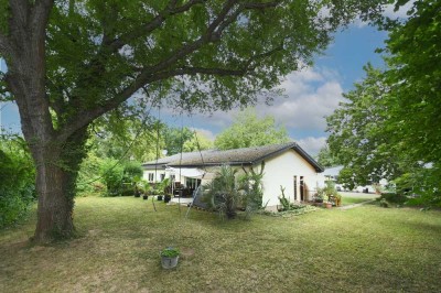 Gepflegter Bungalow mit ELW und Büroeinheit plus große Gewerbehalle und industriellem  Carport!