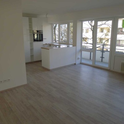 Steglitz: Bezugsfreie 2-Zimmer-Wohnung mit Einbauküche, TG-Stellplatz & zwei Balkonen