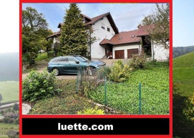 Entdecken Sie dieses besondere freist. 3-Familienhaus auf einem grosszügigen Grundstück ca. 1.000...