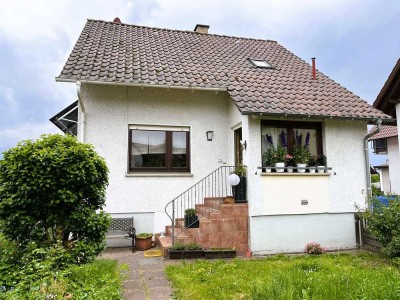 PF-Huchenfeld: Einfamilienhaus mit schönen hellen Wohnräumen, Wohlfühlgarten und PKW-Stellplatz