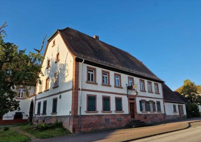 Historisches Anwesen mit Wirtshaus, schönem Innenhof und Scheunen - vielfältigste Nutzungen möglich