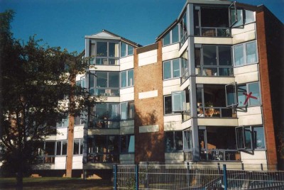 Attraktive 4-Zimmer-Wohnung mit Einbauküche, Wintergarten, Balkon und eigenem kleinen Garten