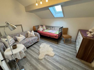 Gemütliche 2 Zi DG Whg. für Pendler oder als Zweitwohnsitz