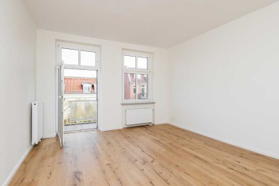 Erstbezug nach Sanierung: Stilvoller Altbau mit modernem Komfort, Balkon & Einbauküche in TOP-Lage!