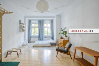 IMMOBERLIN.DE - Sehr charmante Stuck-Altbauwohnung mit Balkon in Trendlage