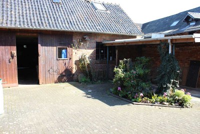 Einfamilienhaus mit 7 Zimmern in Erftstadt und großer Halle