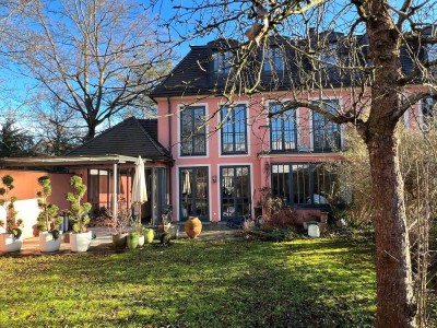 Traumhafte Villenhälfte, 310 m² Wohnfläche mit Garten und Terrasse, zentral in Garching