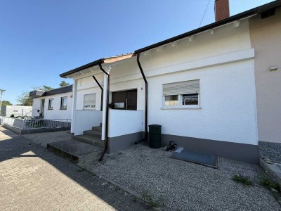 Stilvoll wohnen im Zweifamilienhaus - großzügige 3-ZKB im EG mit Kamin, Terrasse und Pergola